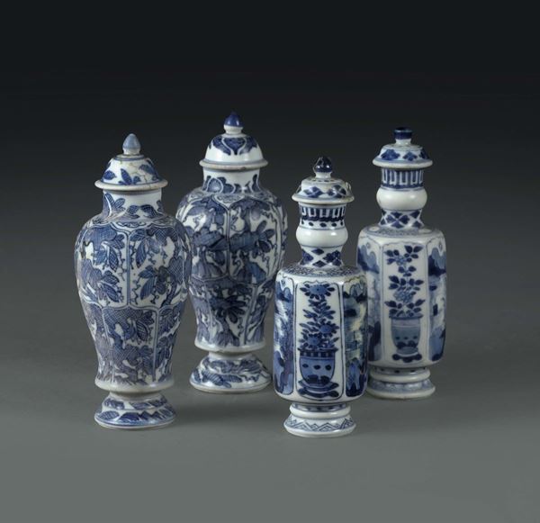 Due coppie di vasetti con coperchio in porcellana bianche e blu, Cina dinastia Qing, XVIII secolo