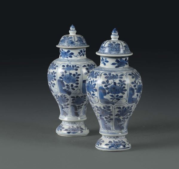 Due potiches in porcellana bianche e blu, Cina dinastia Qing, XVIII secolo
