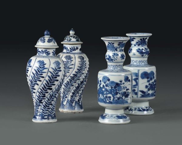 Due coppie di vasetti in porcellana bianchi e blu, Cina dinastia Qing, XVIII secolo
