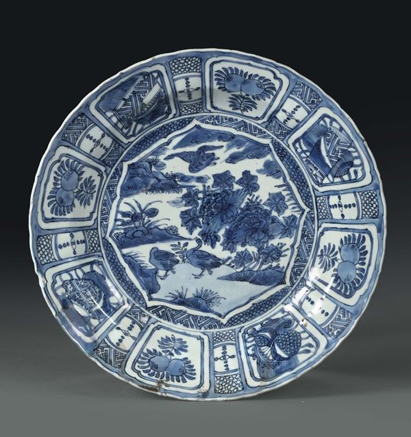 Piatto in porcellana con decoro bianco e blu e tesa suddivisa a quartieri, Cina dinastia Qing, XVIII secolo