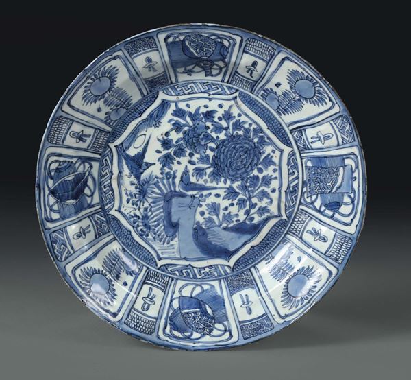 Piatto in porcellana con decoro bianco e blu e tesa suddivisa a quartieri, Cina dinastia Qing, XVIII secolo