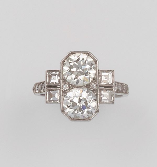 Anello Art Deco con due diamanti di vecchio taglio per ct 2,50 circa
