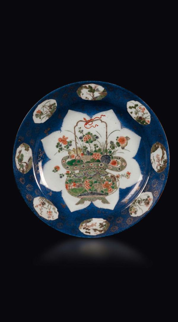 Piatto in porcellana Famiglia Verde a fondo blu con decoro naturalistico entro riserve, Cina, Dinastia Qing, epoca Kangxi (1662-1722)