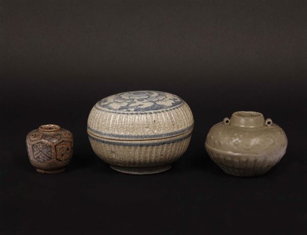 Lotto composto da due piccole giare ed una scatola in porcellana smaltata, Cina, Dinastia Song e Dinastia Ming, XI/XIV secolo
