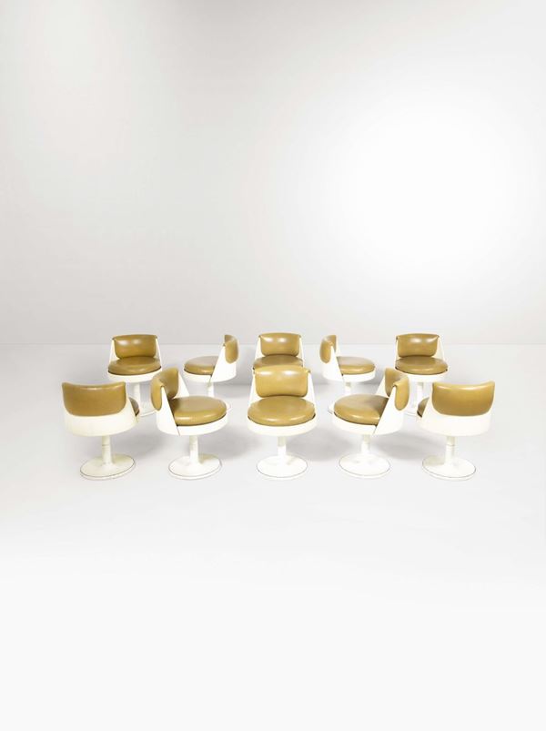 Dieci sedie con struttura in metallo e rivestimenti in pelle. Progetto presentato alla Sesta Selettiva  [..]