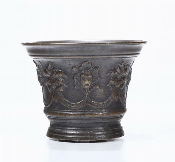 Mortaio in bronzo fuso e cesellato. Fonditore italiano o d’oltralpe del XVI-XVII secolo