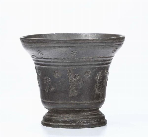 A mortar in molten and chiselled bronze. Founder from Italy or beyond the Alps, 16th-17th century