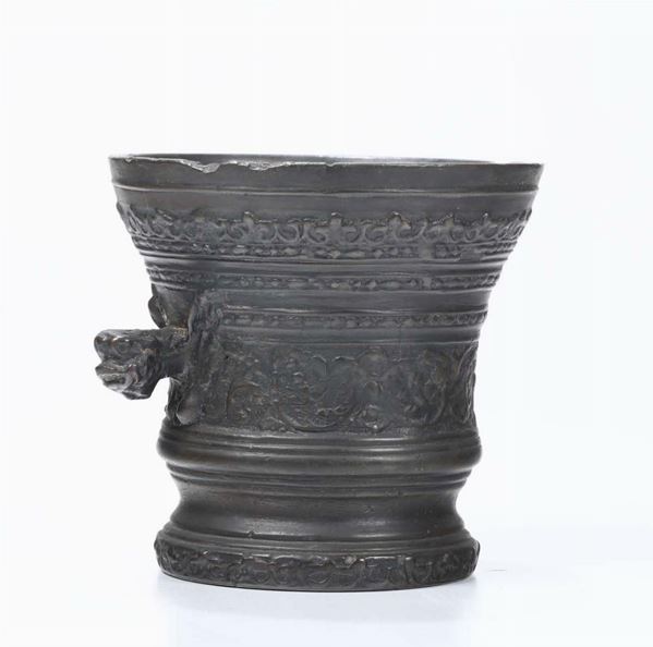 A mortar in molten and chiselled bronze. Italy, 16th-17th century