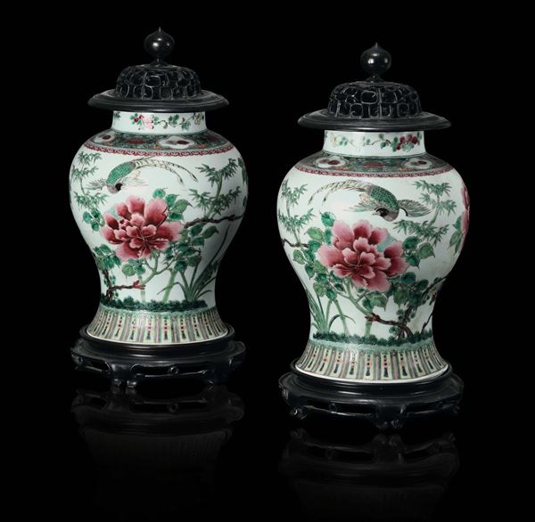 Coppia di potiches con coperchio in legno in porcellana a smalti policromi con decoro di fiori e fagiani, Cina, Dinastia Qing, XIX secolo