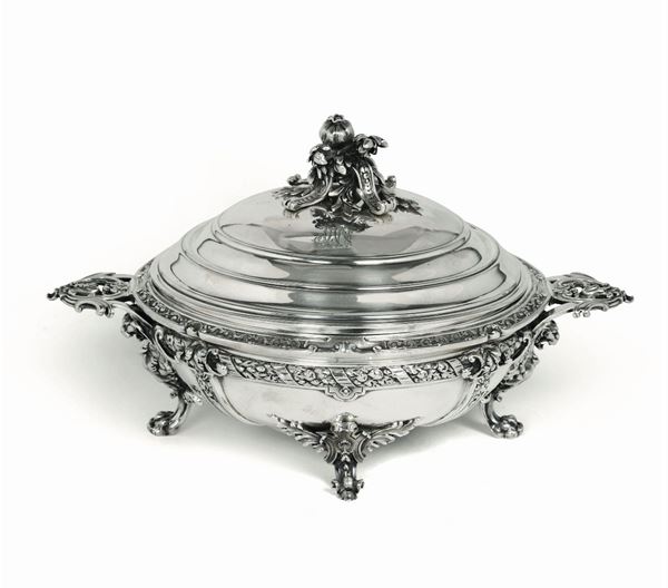 A soup tureen in molten, embossed and chiselled silver. Paris, silversmith Harloux, last quarter of the 19th century