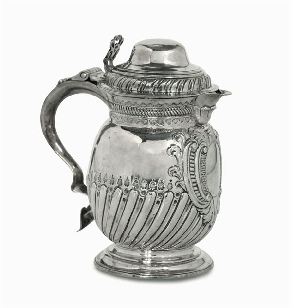 A tankard in molten, embossed and chiselled sterling silver, silversmith T.T (unidentified), London 1726
