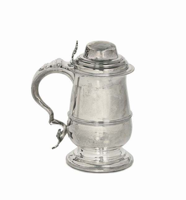 A tankard in molten and embossed silver, silversmith Jas. Sutton, London 1778