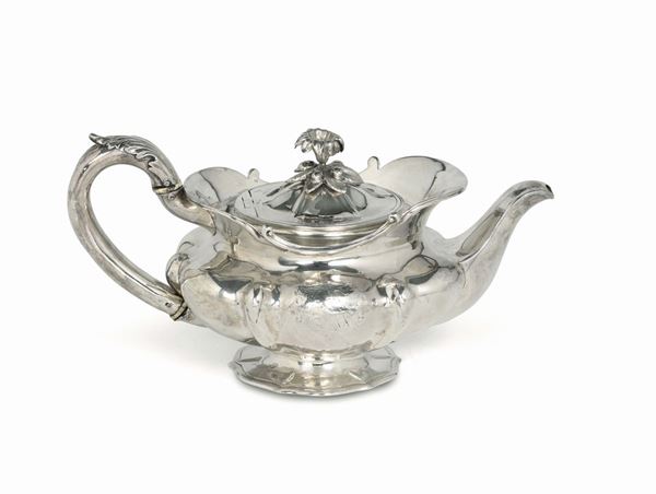 A teapot in molten, embossed and chiselled sterling silver, silversmith Benjamin Smith, London 1883