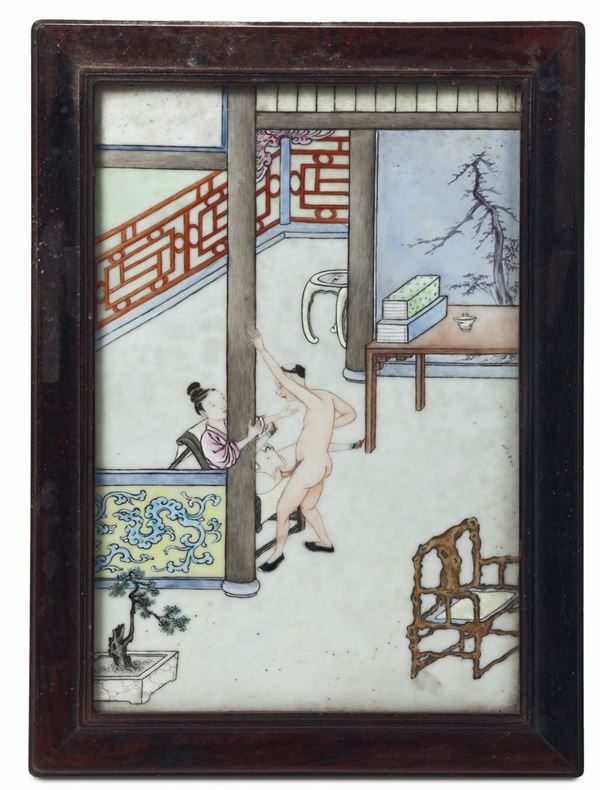 Placca in porcellana a smalti policromi raffigurante scena erotica, Cina, Dinastia Qing, XVIII secolo