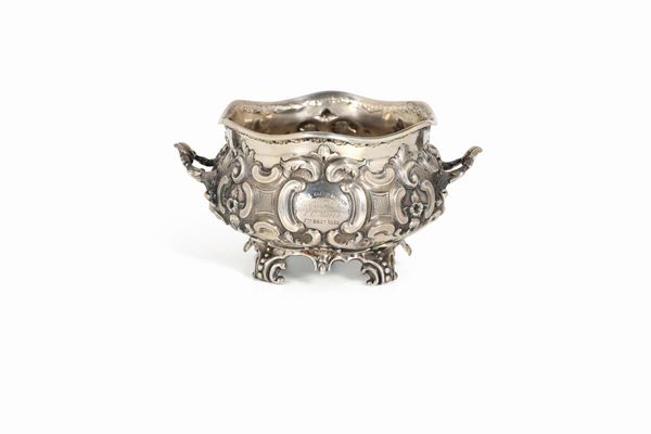 A sugar bowl in molten, embossed and chiselled silver, silversmith Martin Hall & Co., city of Sheffield, 1857