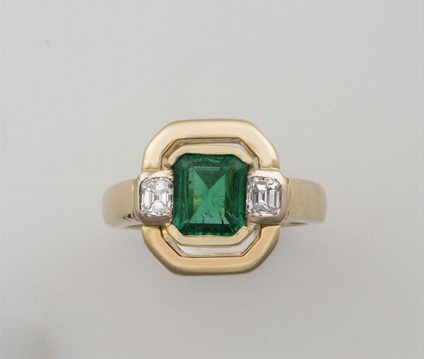 Anello con smeraldo Africa di ct 2,20 e due diamanti a lato