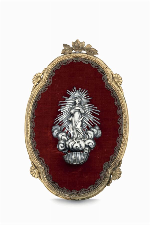 Acquasantiera in argento sbalzato e cesellato, legno dorato e velluto rosso. Genova, seconda metà del XVIII secolo. Senza bolli.