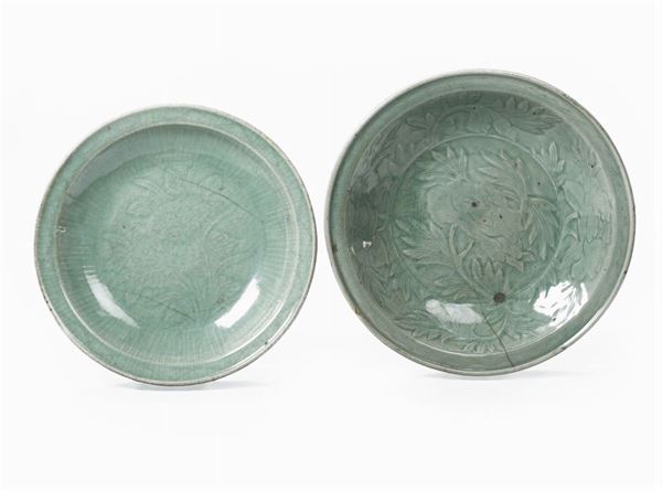 Due piatti in porcellana Celadon a decoro floreale, Cina, Dinastia Ming, XVII secolo