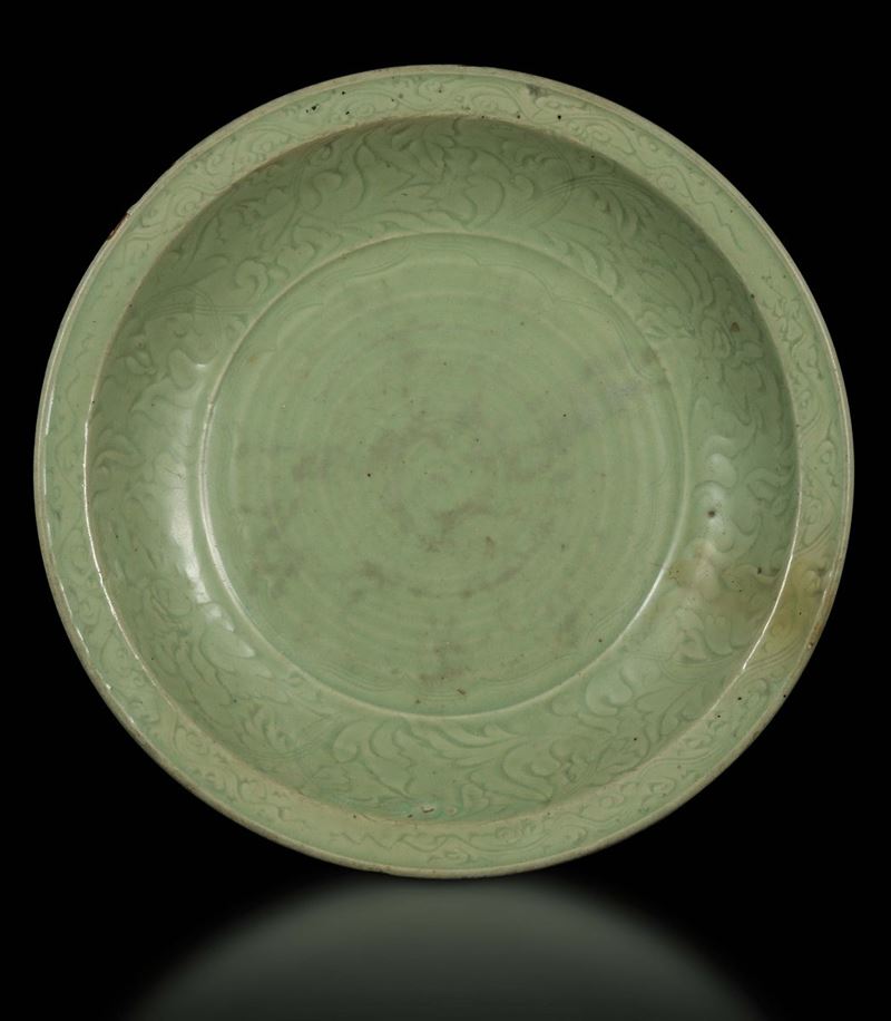 Grande piatto in porcellana Longquan Celadon a decoro naturalistico, Cina, inizio Dinastia Ming  - Asta Fine Chinese Works of Art - Cambi Casa d'Aste