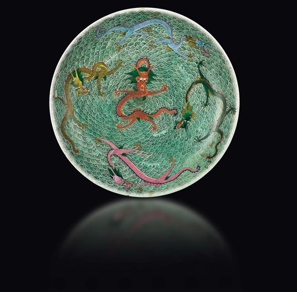 Grande piatto in porcellana a smalti policromi con decoro a cinque dragoni, Cina, Dinastia Qing, XIX secolo