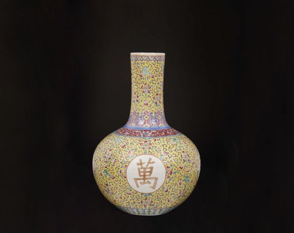 Vaso in porcellana a fondo giallo con ideogrammi entro riserve, Cina, XX secolo