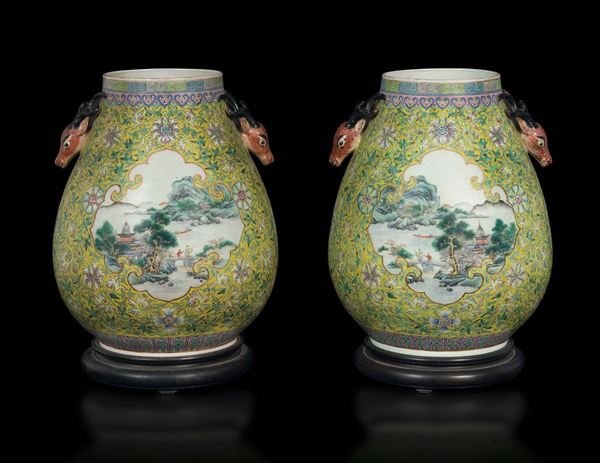Coppia di vasi in porcellana a fondo giallo con decoro paesaggistico entro riserve e manici a teste di cervo, Cina, Dinastia Qing, XIX secolo