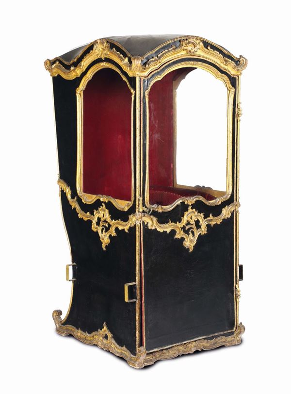 Portantina in pelle nera con profili e decori a pellacce in legno intagliato e dorato, Genova, XVIII  [..]