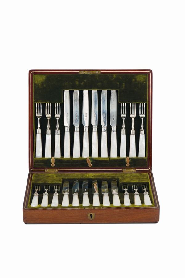 Set di dodici forchette e coltelli da dessert in argento sterling e madreperla, Londra 1920