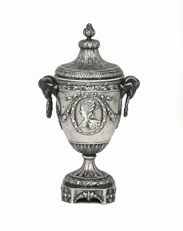 Vaso con coperchio in argento fuso e cesellato. Germania, Hanau XX secolo
