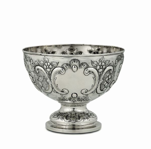 Coppa centrotavola in argento sterling fuso, sbalzato e cesellato, Londra 1888 argentiere E.H.