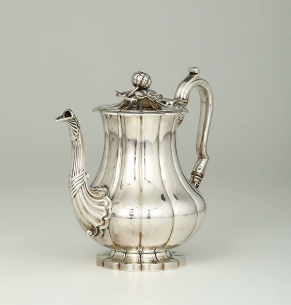 Caffettiera in argento fuso, sbalzato e cesellato. Argentiere H.Boulton & Plate co., Inghilterra 1828