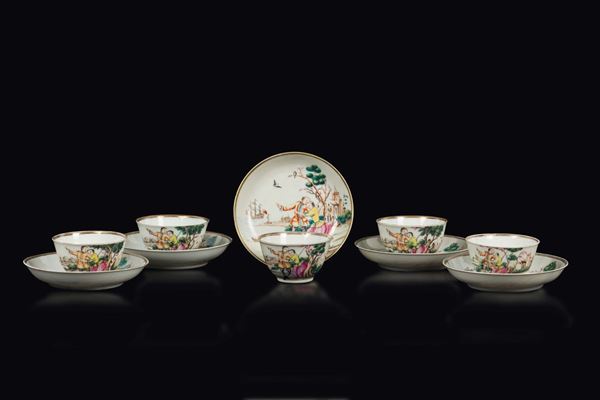 Cinque tazzine con piattini in porcellana a smalti policromi con soggetto europeo, Cina, Dinastia Qing, XVIII secolo