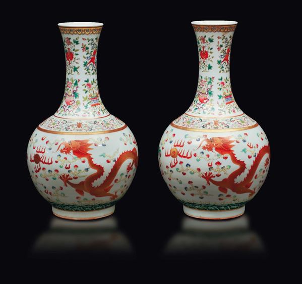 Coppia di vasi a bottiglia in porcellana a smalti policromi con decoro di dragone e feinice, Cina, Dinastia Qing, marchio e del periodo Guangxu (1875-1908)