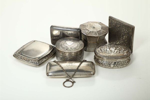 Lotto di sette scatoline in argento e metallo argentato, misure diverse