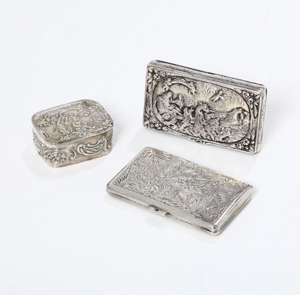 Lotto di due scatoline in argento e portasigarette inglese