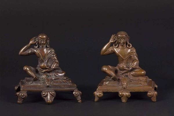 Due figure di monaci seduti in bronzo brunito con coppa atra tra le mani, Cina, Dinastia Qing, XIX secolo
