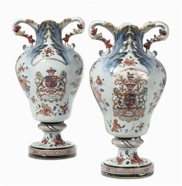 Coppia di vasi in porcellana con stemmi nobiliari inglesi, Cina, XIX secolo