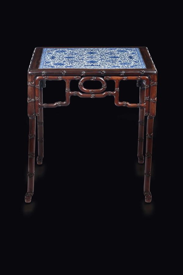 Raro tavolino in legno con placca in porcellana bianca e blu raffigurante pesci, pesche e pipistrelli, Cina, Dinastia Qing, XVIII secolo