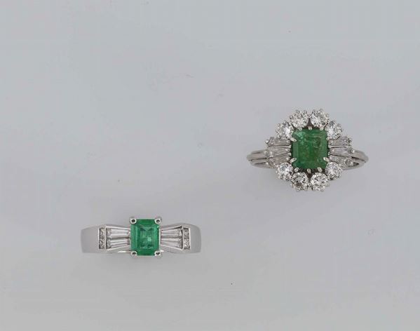 Lotto composto da due anelli con smeraldi e diamanti