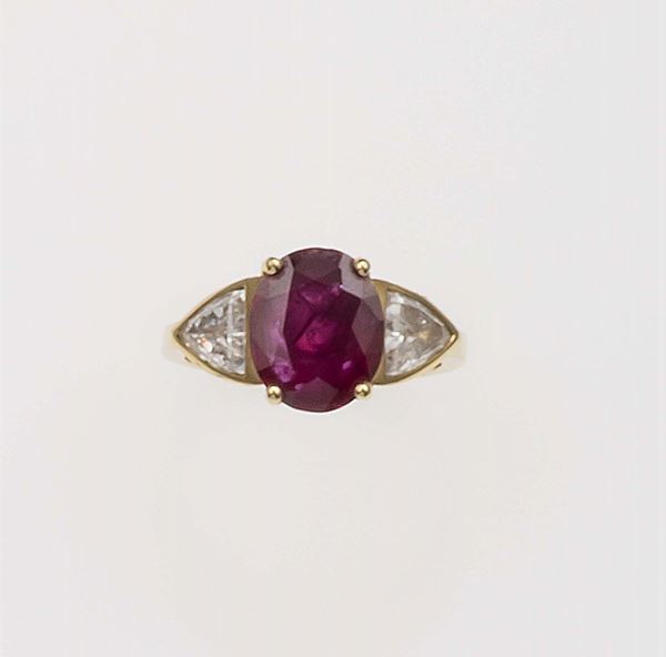 Anello con rubino Thailandia di ct 2,50 circa e due diamanti