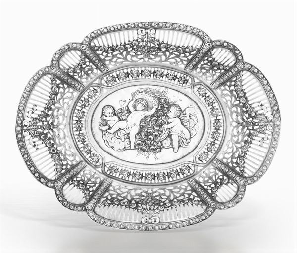 Cestino centrotavola in argento fuso, sbalzato, traforato e cesellato. Germania XIX-XX secolo, bolli di titolo in uso dal 1888.