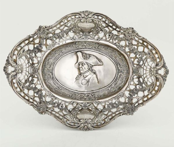Vassoio centrotavola in argento fuso, sbalzato, traforato e cesellato, probabilmente Germania, XIX-XX secolo.