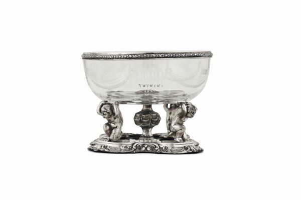 Centrotavola in argento fuso, sbalzato, cesellato e vetro inciso, Germania (Hanau?) XX secolo.