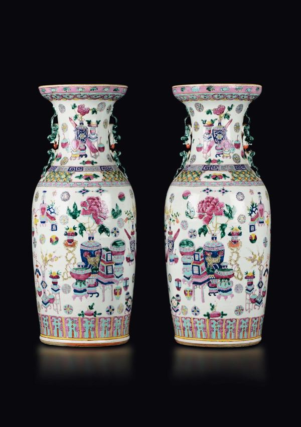 Coppia di vasi in porcellana a smalti policromi a decoro naturalistico, Cina, Dinastia Qing, XIX secolo
