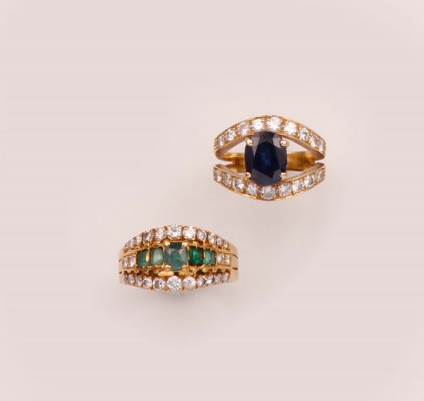 Lotto composto da anello con zaffiro e diamanti ed anello con smeraldi e diamanti
