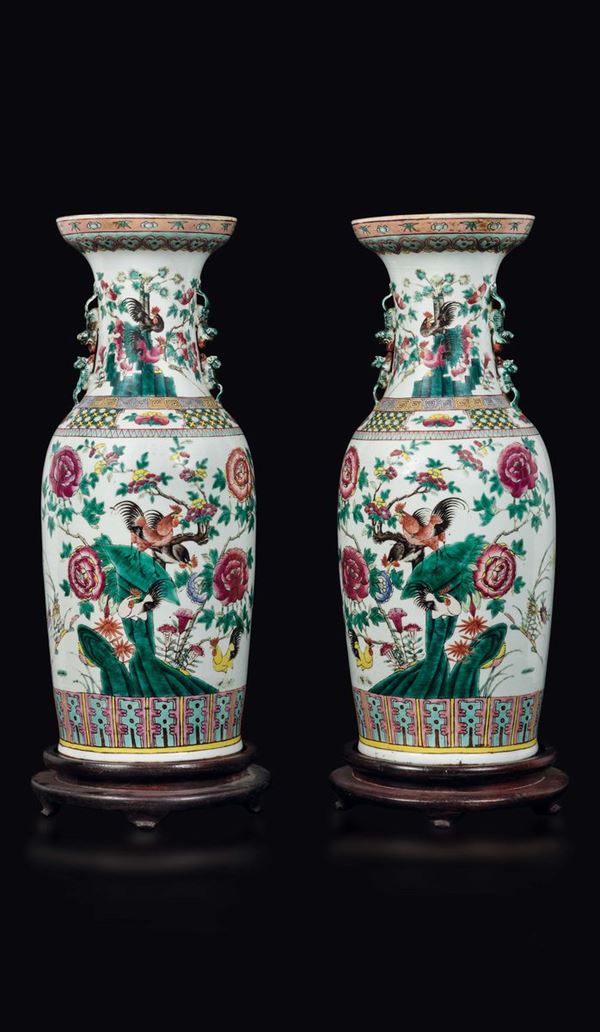 Coppia di vasi in porcellana a smalti policromi con raffigurazione di galli tra fiori, Cina, Dinastia Qing, XIX secolo
