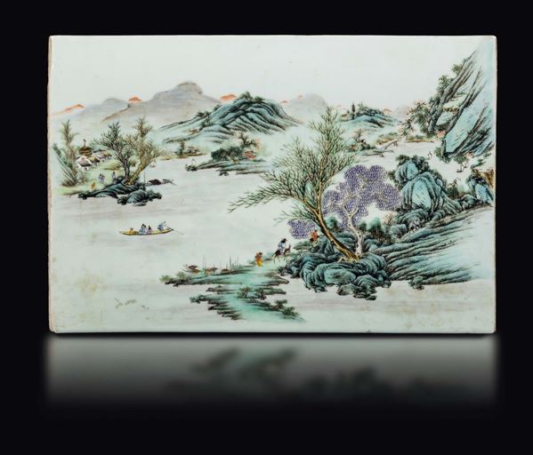 Placca in porcellana a smalti policromi raffigurante paesaggio lacustre, Cina, Dinastia Qing, XIX secolo