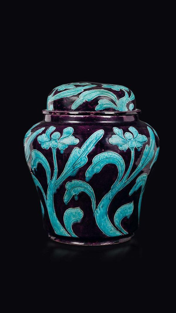 Potiche con coperchio in porcellana a fondo viola con fiori azzurri, Cina, Dinastia Qing, XIX secolo