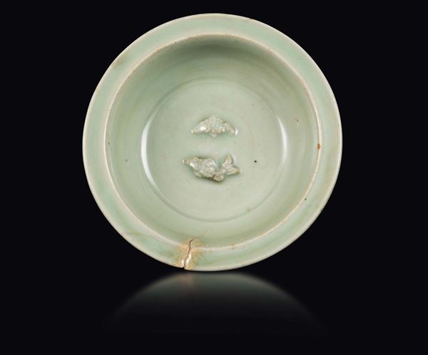 Pattino a smalto Celadon con pesci a rilievo, Cina, Dinastia Song (960-1279)