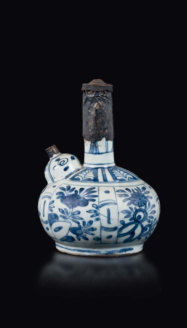 Versatoio in porcellana bianca e blu a decoro floreale, Cina, Dinastia Ming, epoca Wanli (1573-1619)